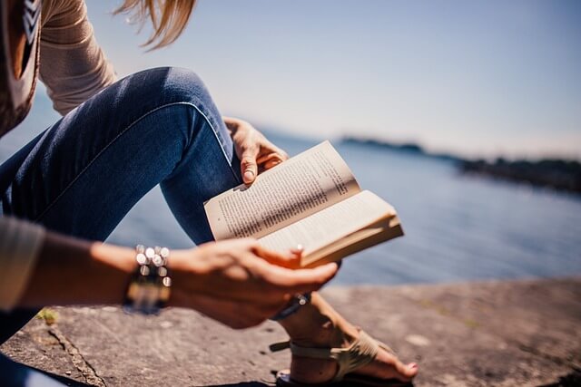 Une fille lisant un livre à l'extérieur