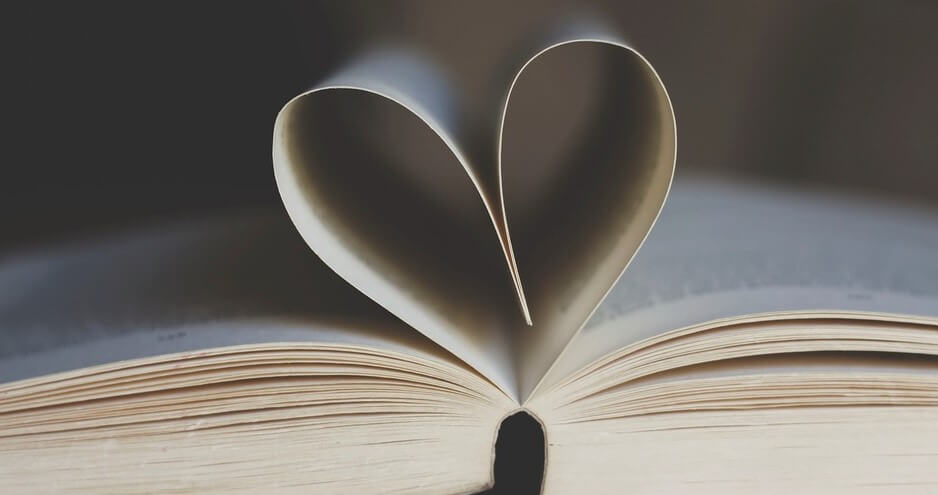 Un livre ouvert dont les deux pages forment un cœur